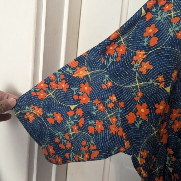 LuLaRoe Irma 2XL shirt in navy with orange flowers - Picture 5 of 6